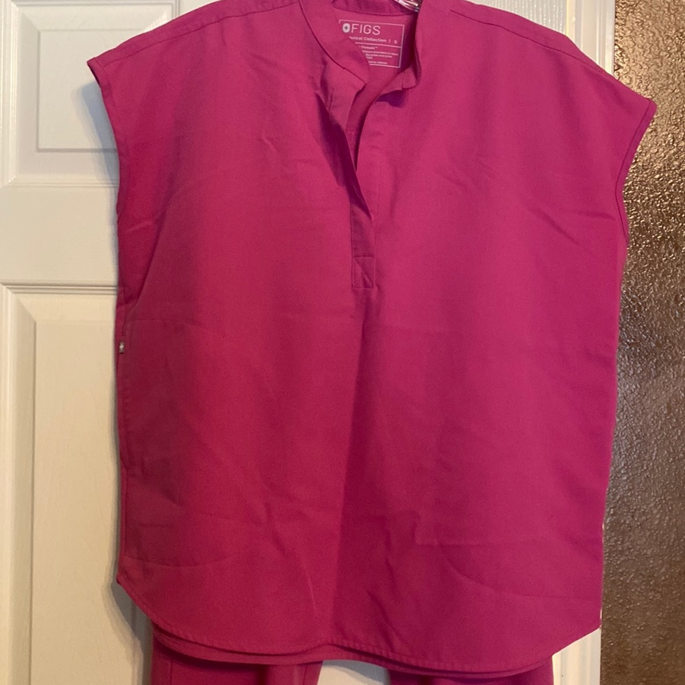 Figs Rafaela™ Oversized Scrub Top and Joggers in fuschia/pink.